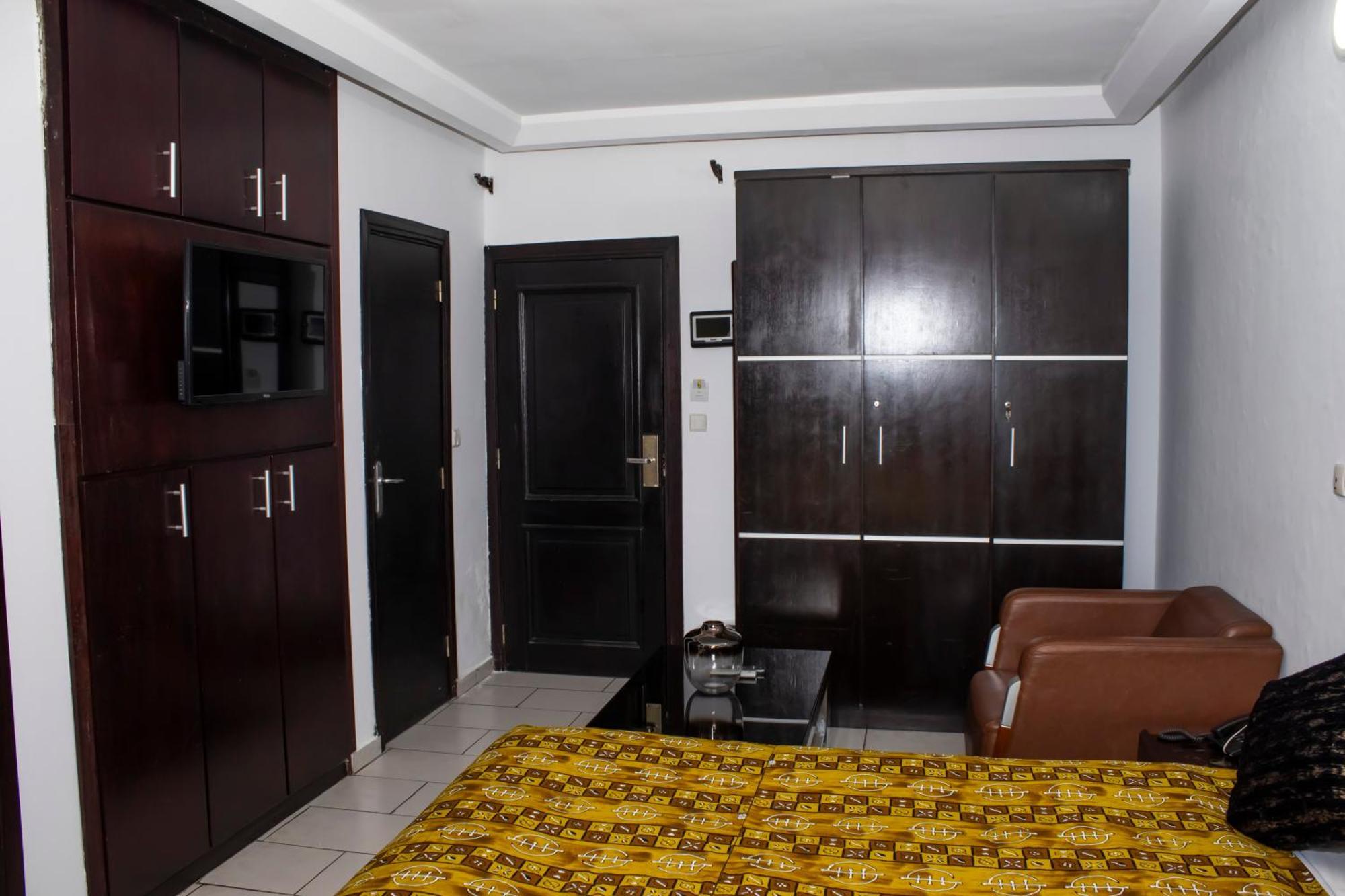 Enka Flat Hotel Abidjan Extérieur photo